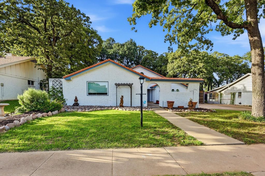 913 Harwood Ter, Bedford, TX - View 2
