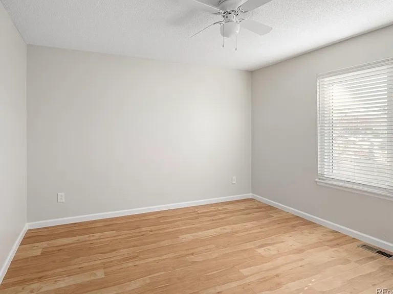 2060 E Phillips Ln — Photo 14