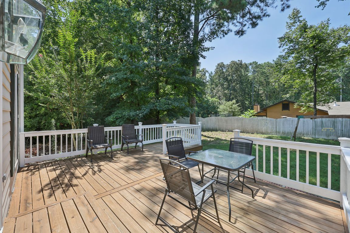 Oak Springs Dr-S2307-036.jpg