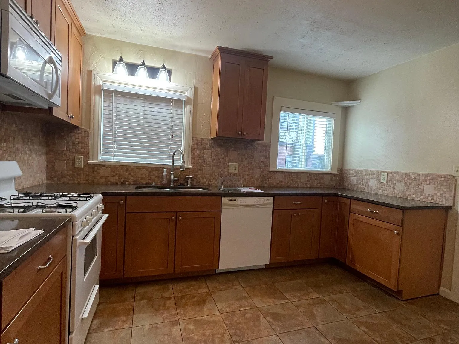 2 bed, 1099 sqft, $2,250 — Photo 2