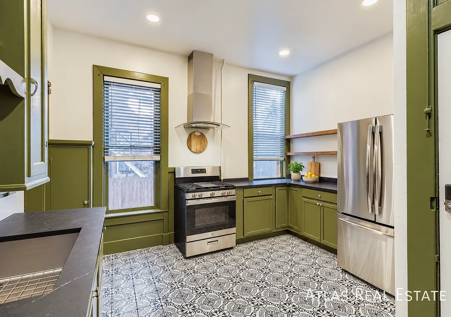 One Month Free! Renovated 2-Bedroom Capitol Hill Apartment Near Cheesman Park — Photo 4