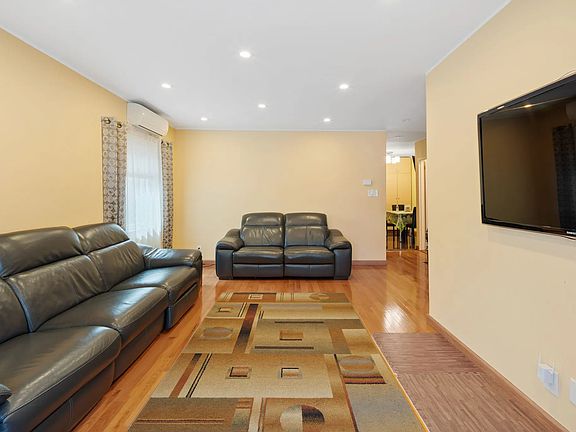 2nd image of 2962 Ocean Ave #3