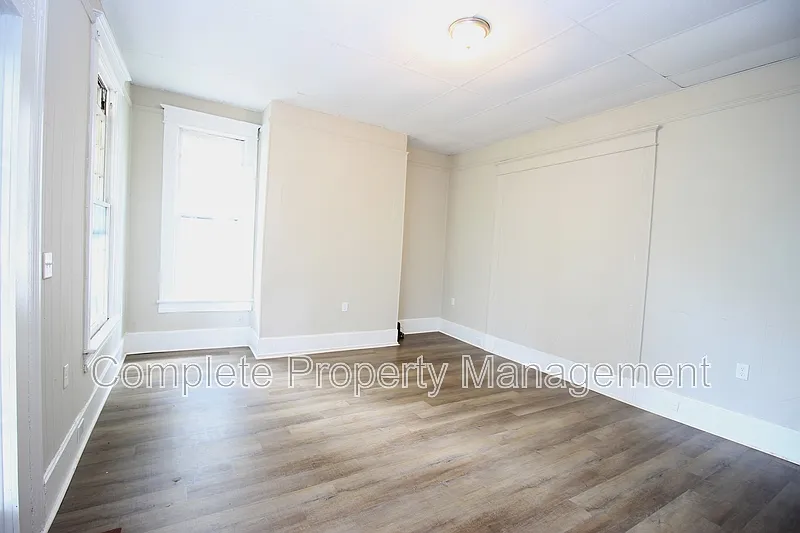 4 bed, 1.0 bath, $1,150 — Photo 2