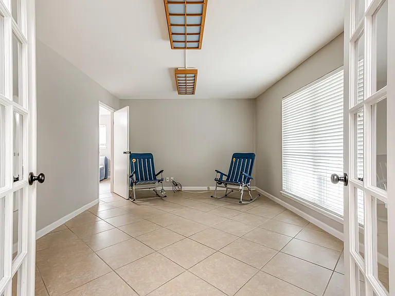555 Patricia Dr — Photo 6