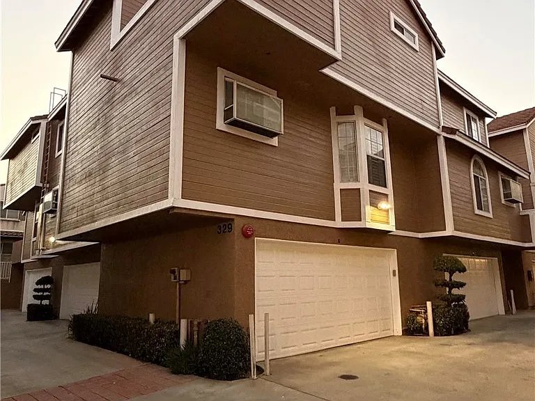 329 Genoa St #D — Photo 2