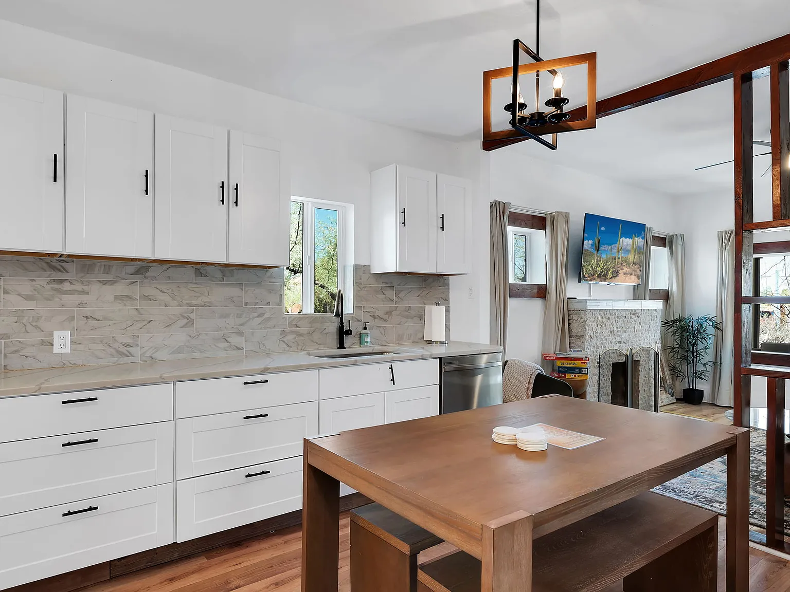 302 E Adams — Photo 3