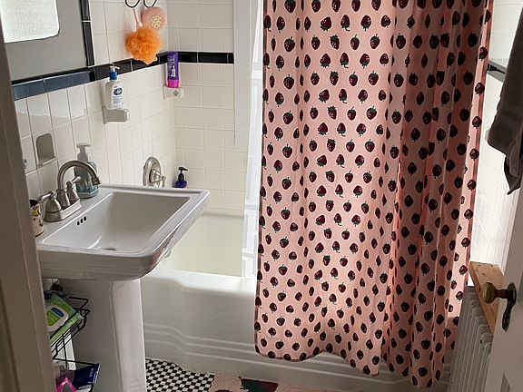 3rd image of 810 Giles Rd