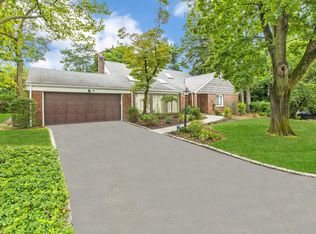 70 Longfellow Rd, Great Neck, NY 11023