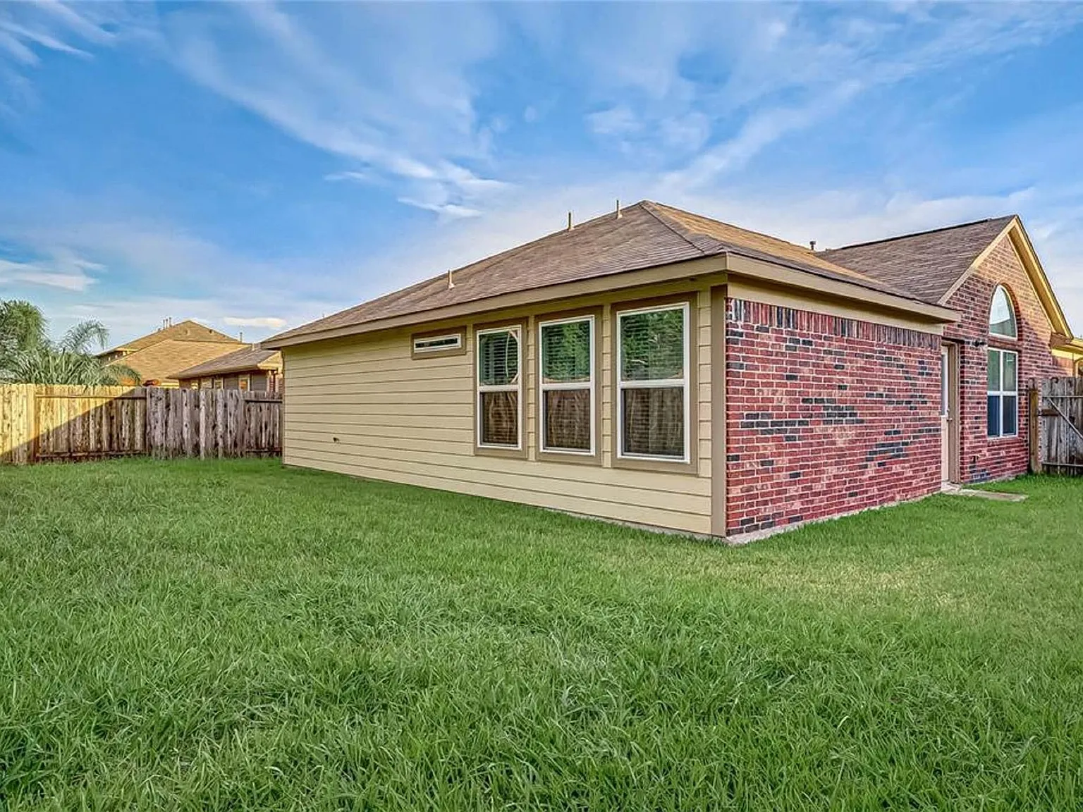 3 bed, 2.0 bath, 1761 sqft, $1,925 — Photo 2
