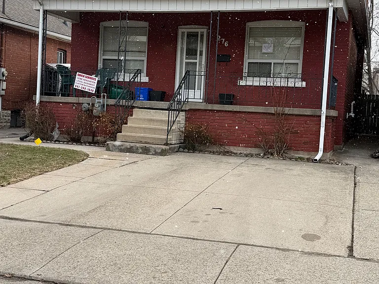 276 Balmoral Ave N #LOWER — Photo 16