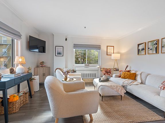 3rd image of 476 Monmouth St APT 203