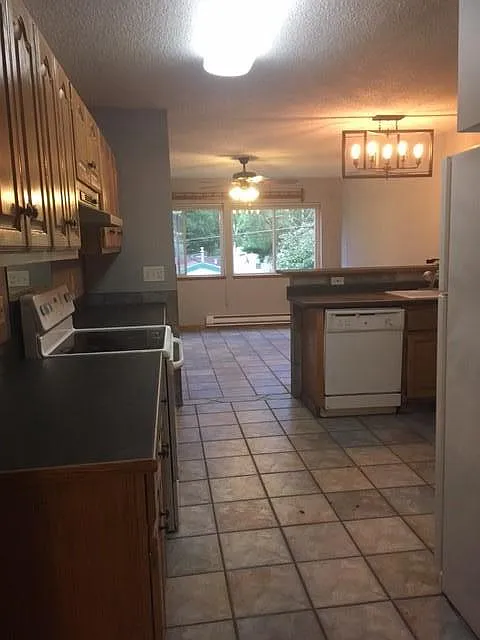 3 bed, 1900 sqft, $2,095 — Photo 4