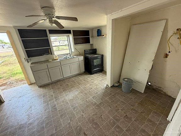 3rd image of 815 N Extrumberto Solis St