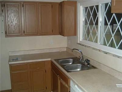 4th image of 2240 Kilbourne Ave