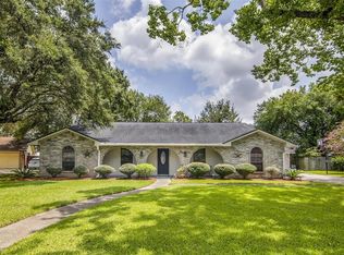113 Flag Dr E, Lake Jackson, TX 77566
