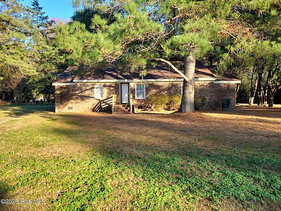 3rd image of 557 Circle Dr