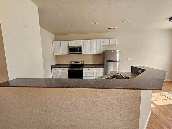 5th image of 409 Carver Ave
