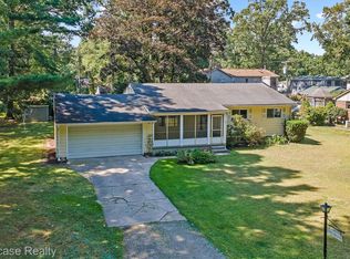 1445 Mariposa Dr, Wixom, MI 48393