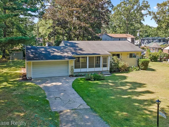 1445 Mariposa Dr, Wixom, MI 48393