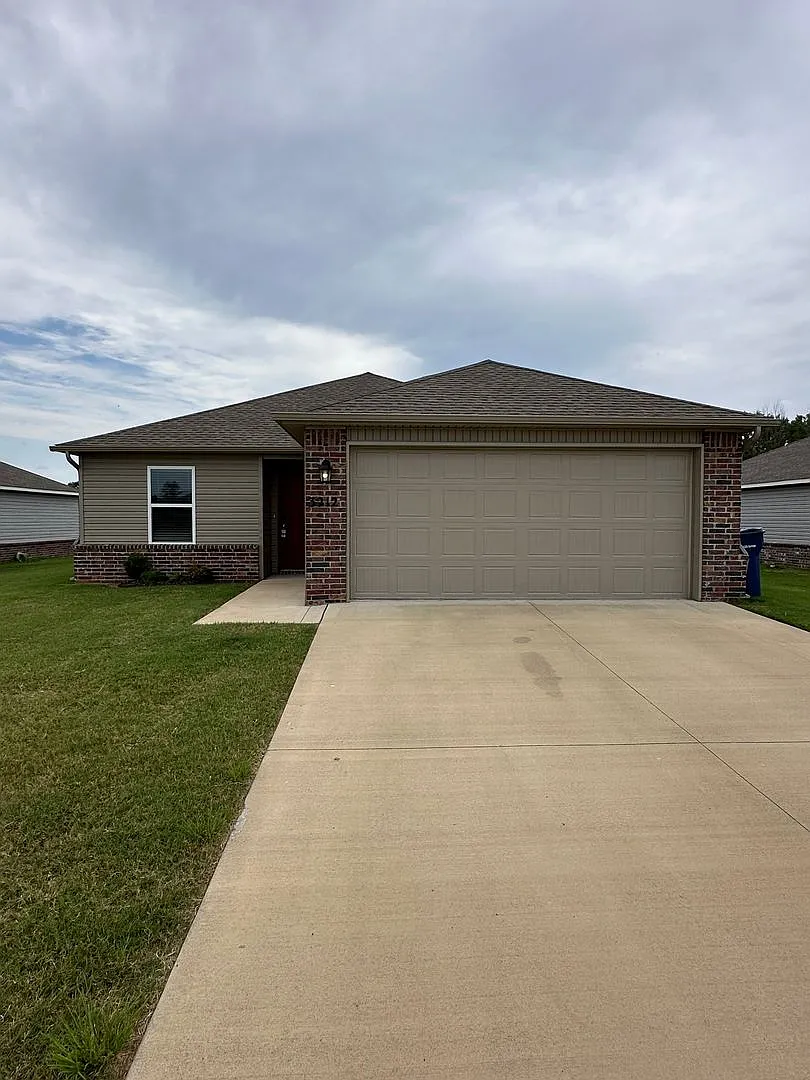 Fair Season Treat! | Receive a $250 Amazon Gift Card + Modern 3-Bedroom, 2-Bath Home in Siloam Sp... — Photo 2