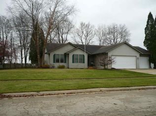 609 Hawkins Dr, Winnebago, IL 61088