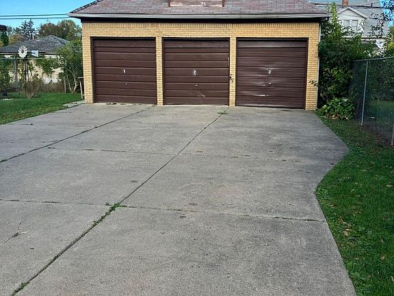 2nd image of 4690 Lakewood St