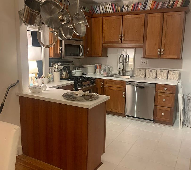 1st image of 927 1/2 Saint James St