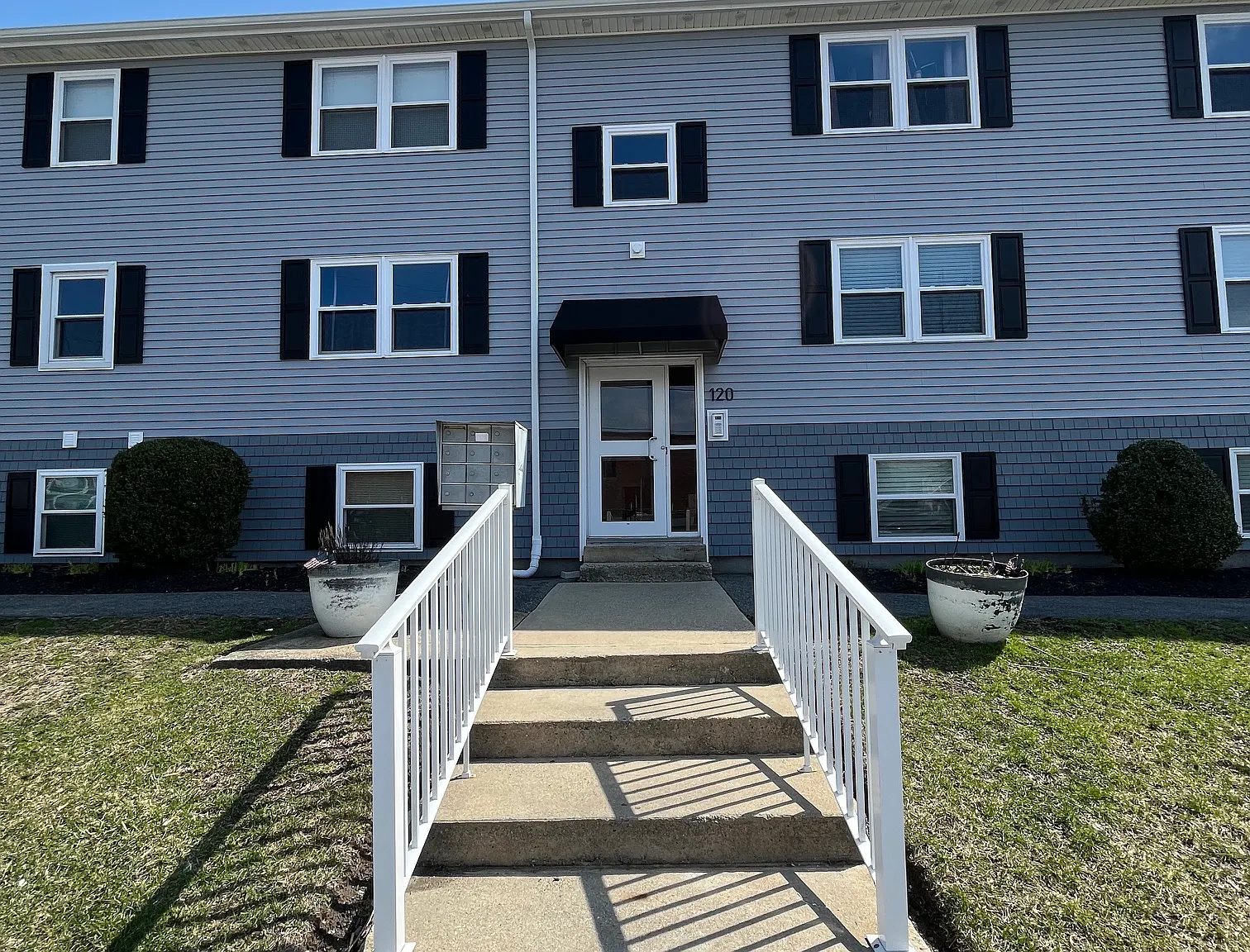 3 bed, 824 sqft, $1,800 — Photo 1