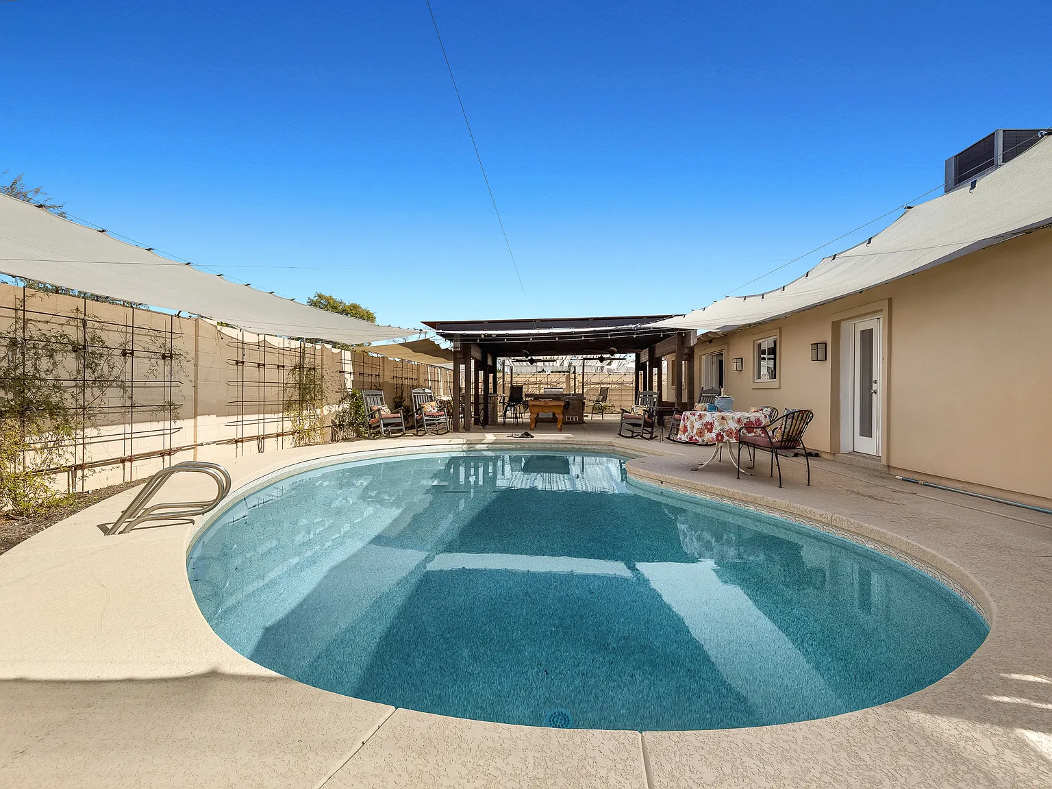 5 bed, 2075 sqft, $4,195 — Photo 2