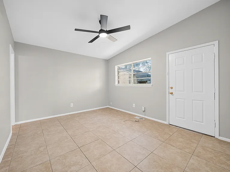 2821 Yale St — Photo 15