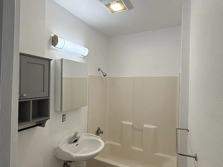 1109 SE Division St #1 — Photo 4