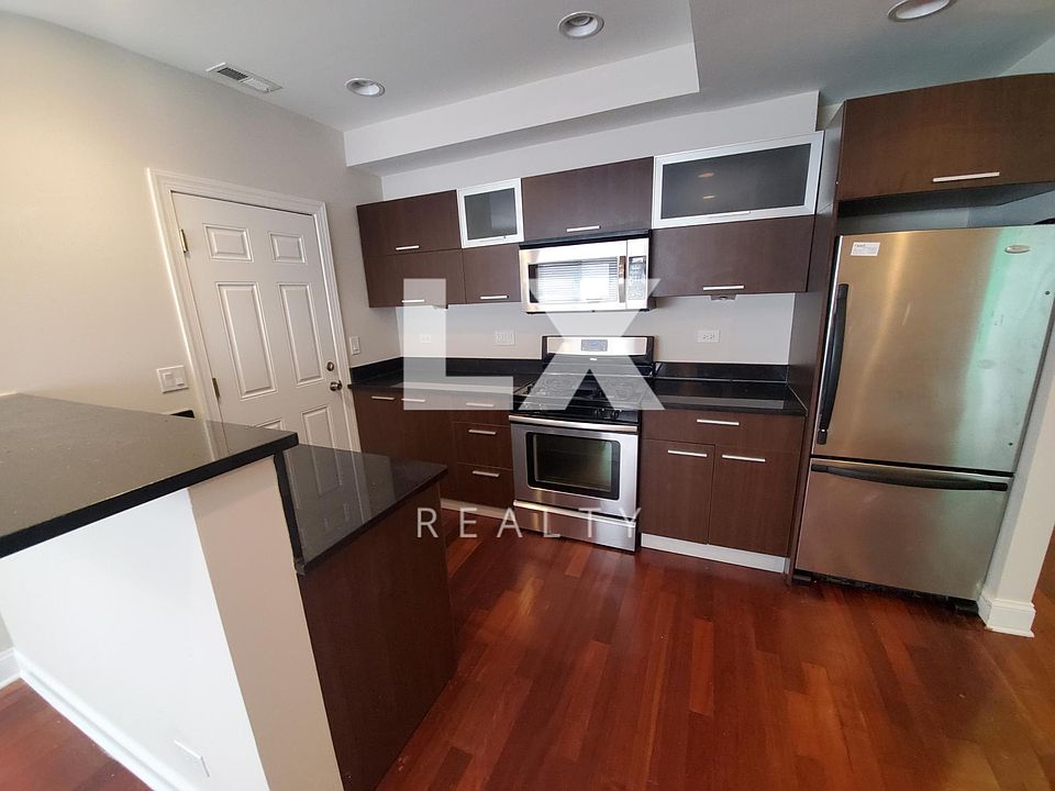 1st image of 6924 N Greenview Ave APT 2W