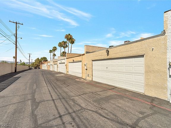 3rd image of 3472 Townhouse Dr