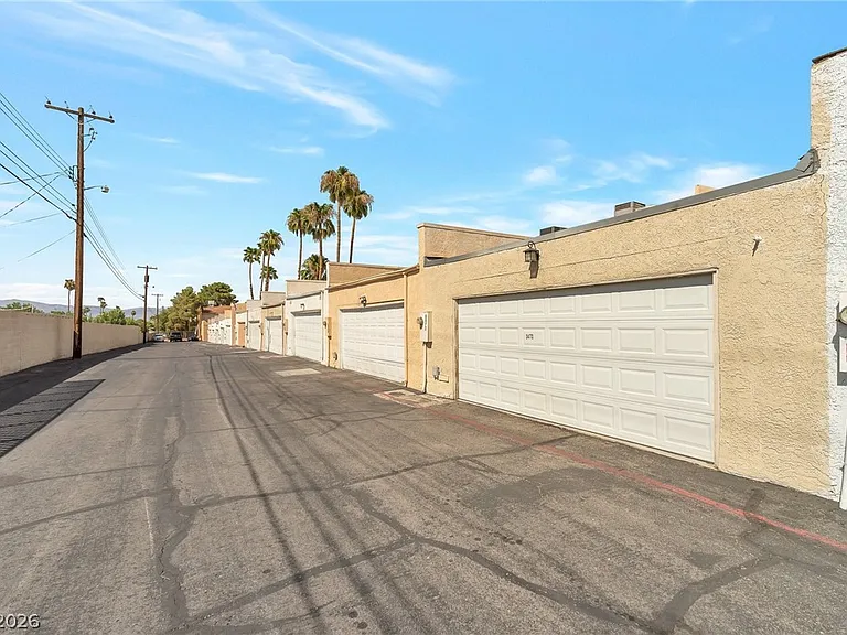 3472 Townhouse Dr — Photo 3