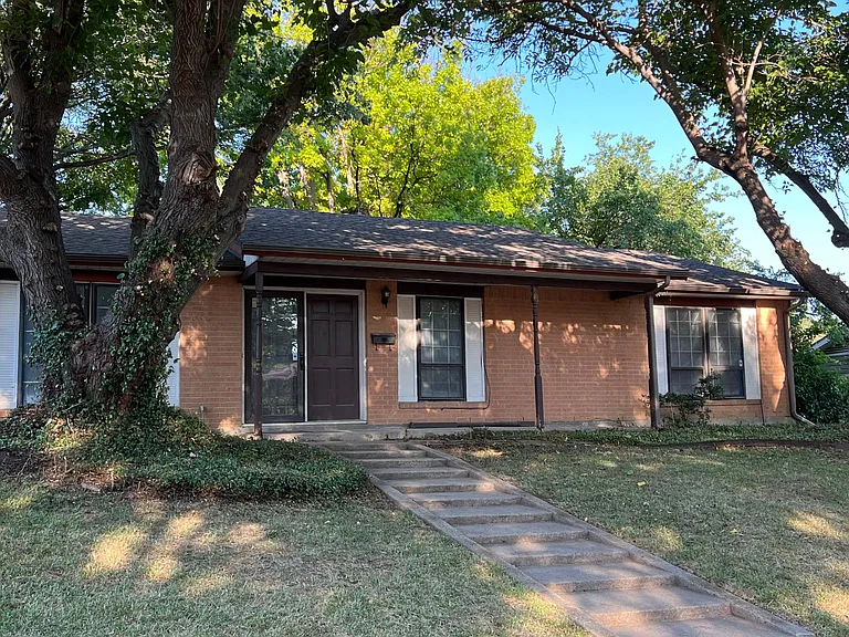 1114 Denmark Dr — Photo 2