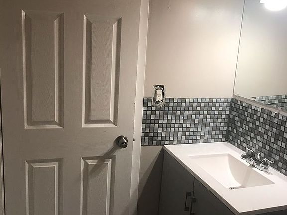 3rd image of 878 White Oak Ln