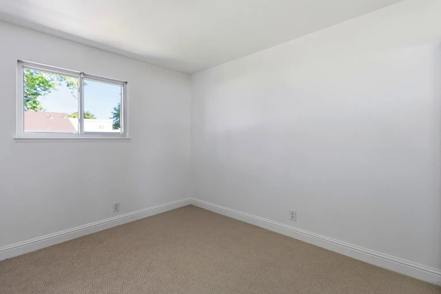 4 bed, 1344 sqft, $4,400 — Photo 4