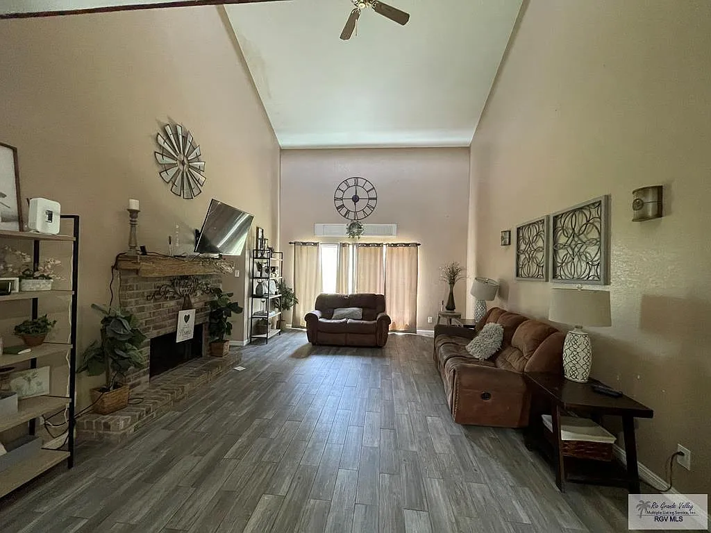 3 bed, 2.5 bath, 2180 sqft, $2,000 — Photo 3