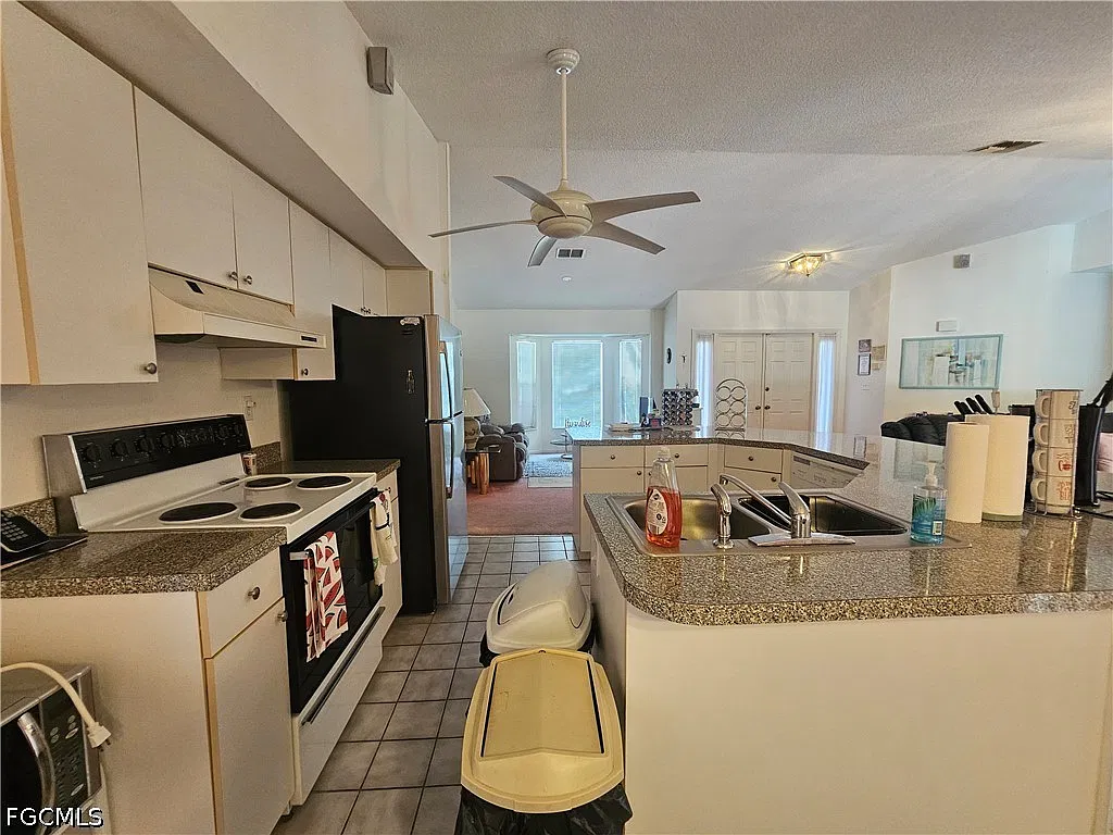 3 bed, 2.0 bath, 1501 sqft, $1,900 — Photo 2
