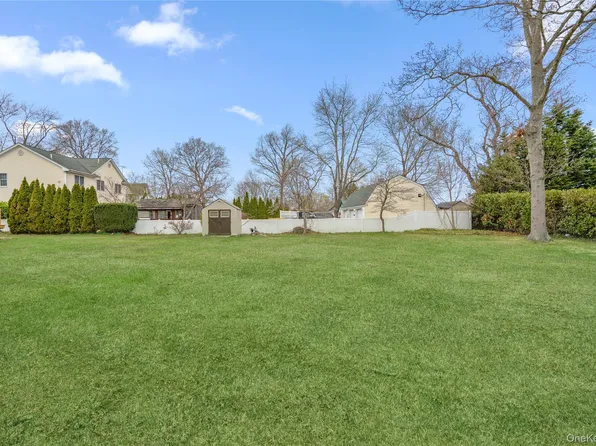 Sixth Avenue, Saint James, NY 11780