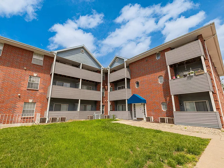 Cambridge Apartments — Photo 10