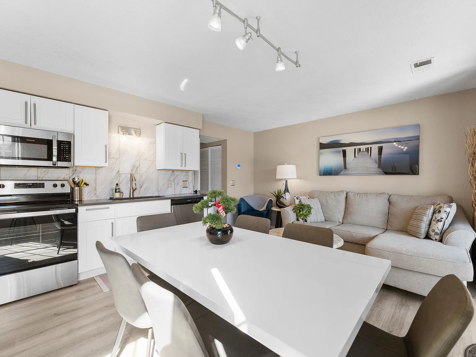 2 bed, 941 sqft, $1,400 — Photo 2