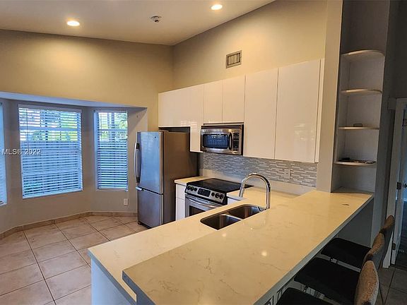 2nd image of 1225 Seagrape Cir #1225