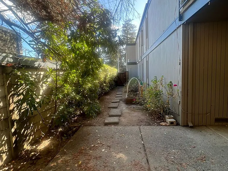 Oak Lane 960 — Photo 18