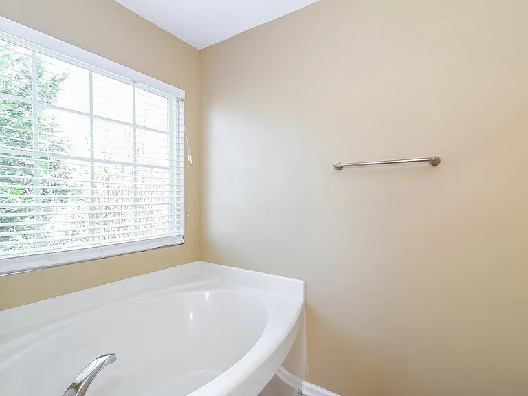 300 Creekview Dr — Photo 14