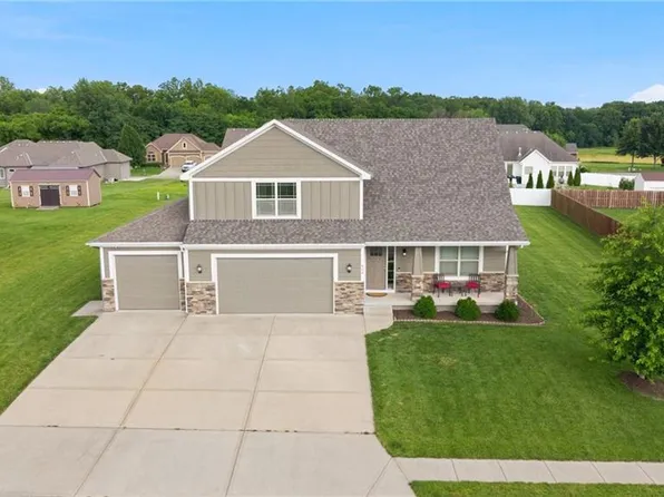 904 Papaw Ln, Pleasant Hill, MO 64080
