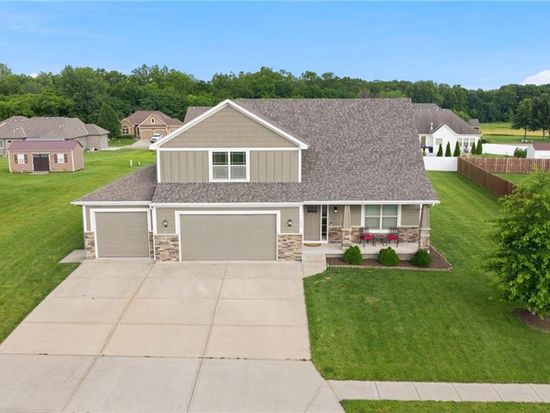 904 Papaw Ln, Pleasant Hill, MO 64080
