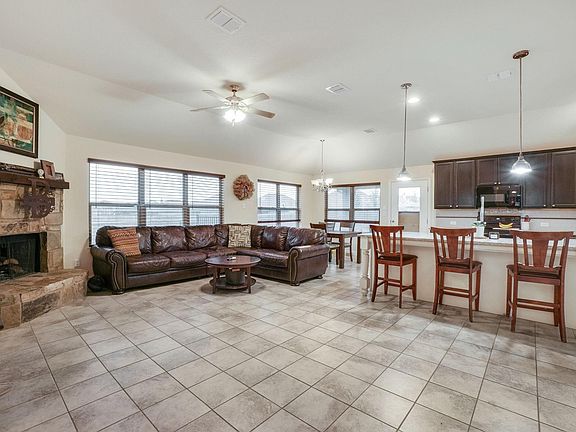4th image of 3141 Greenway Dr