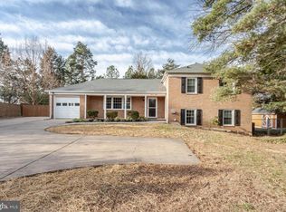 1130 Treeside Ln, Herndon, VA 20170