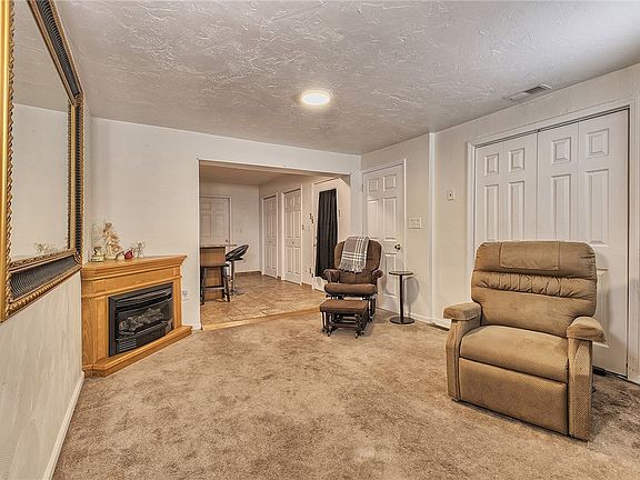 5th image of 860 Quaker Dr